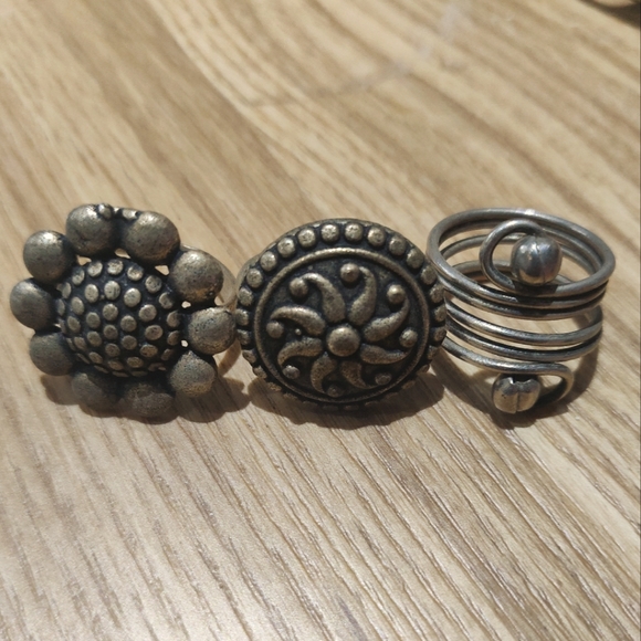 Oxidized finger rings